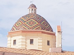 San Michele mit ihrer bunt gekachelten Kuppel