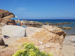 Spiaggia Rio Li Sardi ca 300 Meter hinter den großen Felsen